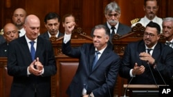 El nuevo presidente de Uruguay, Yamandu Orsi, levanta su puño derecho durante su ceremonia de juramentación en el Congreso en el día de la inauguración en Montevideo, Uruguay, el sábado 1 de marzo de 2025. (Foto AP/Santiago Mazzarovich).