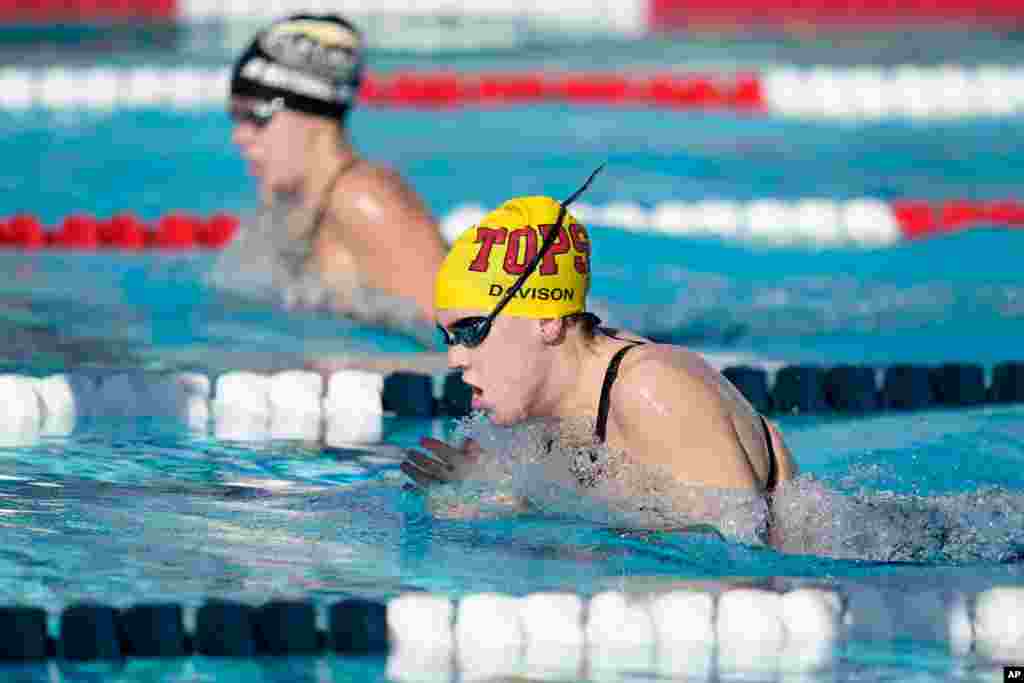 مسابقات شنای اوپن زنان آمریکا در ایرواین کالیفرنیا در حال برگزاری است. 