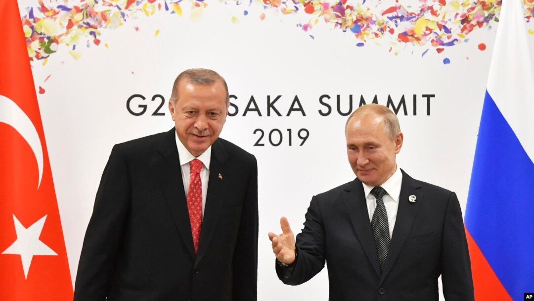 Presiden Rusia Vladimir Putin (kanan) dan Presiden Turki Recep Tayyip Erdogan saat bertemu di sela KTT G20 di Osaka, Jepang, 29 Juni 2019. 