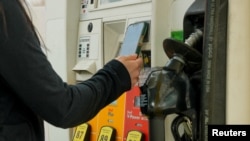 美国华盛顿特区，一名女子在一家壳牌加油站支付油费(2026年3月5日)