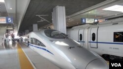 Tiongkok meluncurkan perjalanan perdana layanan kereta berkecepatan tinggi antara Beijing dan Shanghai, Kamis (28/6).