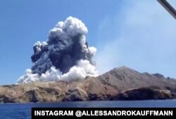 Asap letusan gunung berapi Whakaari, juga dikenal sebagai White Island di Selandia Baru, diambil dari sebuah perahu saat erupsi, 9 Desember 2019, dalam gambar yang diambil dari video media sosial. (INSTAGRAM @ALLESSANDROKAUFFMANN)