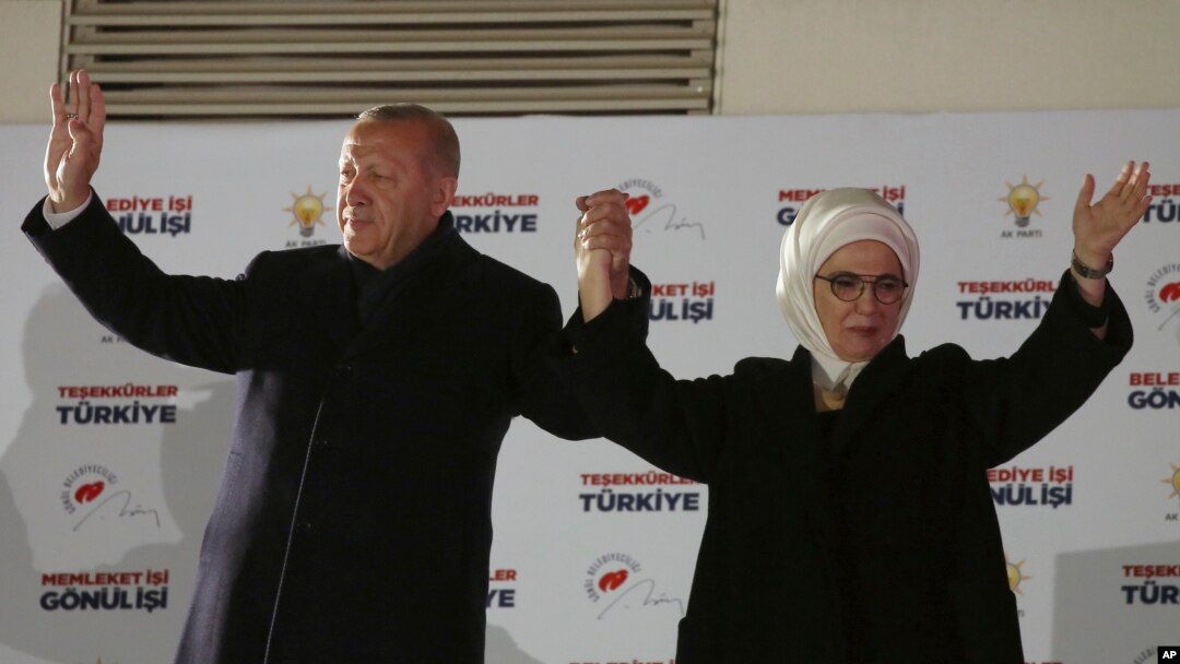 Presiden Turki dan pemimpin partai yang berkuasa AKP, Recep Tayyip Erdogan, kiri, dan istrinya, Emine, menyambut para pendukungnya setelah hasil pemilu lokal diumumkan di Ankara, Turki, Senin pagi, 1 April 2019 (foto: AP Photo/Ali Unal)