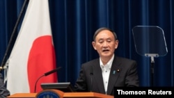 스가 요시히데 일본 총리가 도쿄 관저에서 기자회견하고 있다. (자료사진)