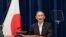 Perdana Menteri Jepang Suga mengadakan konferensi pers di Tokyo. (Foto: Reuters)