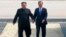 韩国总统文在寅和朝鲜领导人金正恩手拉手从非军事区分界线北侧返回南侧