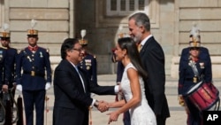 El presidente de Colombia, Gustavo Petro, es recibido por el rey de España, Felipe VI, y su esposa, la reina Letizia, en el Palacio Real de Madrid el 3 de mayo de 2023.
