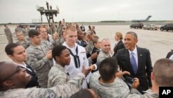 Rais Barack Obama akisalimiana na wanajeshi wa Marekani kwenye kituo cha MacDill Air Force, Sept. 16, 2014. 