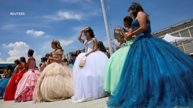 En Fotos | Sueño de Quinceañera: reclusas mexicanas celebraron con sus hijas dentro de la cárcel 
