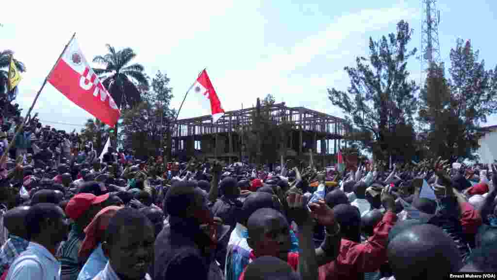 Des manifestants lèvent le doigt pour dire non à un 3e mandat du président Joseph Kabila, à Bukavu, Sud-Kivu, 26 mai 2016. VOA / Ernest Muhero&nbsp;