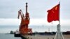 Bendera nasional China di pelabuhan Beihai, provinsi Guangxi, China, 17 Juni 2017. (REUTERS/Stringer)