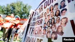 Para siswa dan guru yang terbunuh dalam penembakan massal di Uvalde, Texas diabadikan pada sebuah spanduk pada aksi unjuk rasa anti kepemilikan senjata serbu di Capitol Hill, Washington DC 13 Juli 2022.
