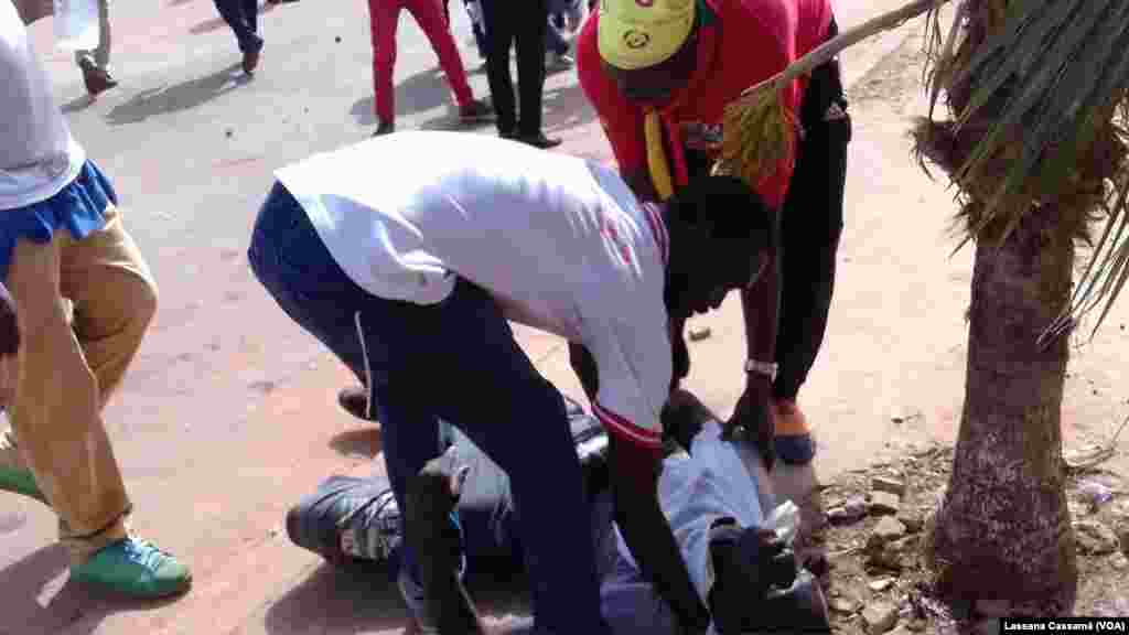 Polícia carregou contra os manifestantes que pretendiam chegar à Praça dos Heróis Nacionais, perto do Palácio Presidencial.