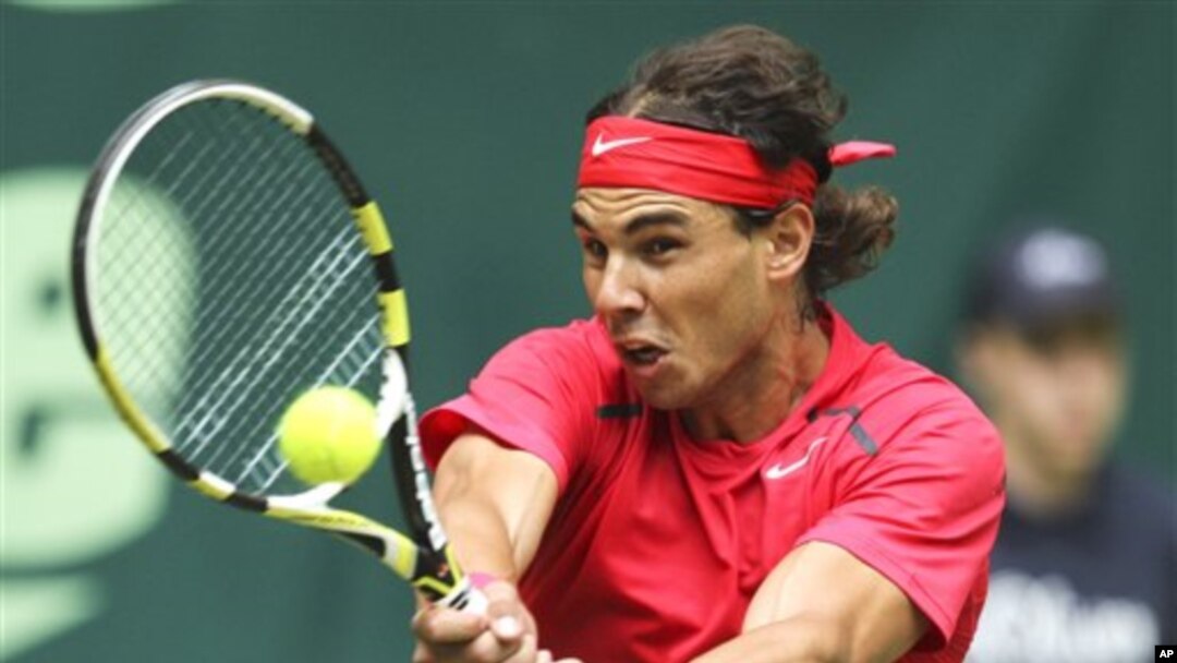 Juara Perancis Terbuka, Rafael Nadal mengalahkan Lukas Lacko di turnamen Gerry Weber Terbuka (14/6). 