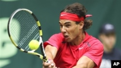 Juara Perancis Terbuka, Rafael Nadal mengalahkan Lukas Lacko di turnamen Gerry Weber Terbuka (14/6). 