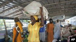 South Sudan returnees arrive at the main port of Juba after 17 days on a boat from Khartoum, ahead of the Jan 9, 2011 referendum on the independence of the South, Dec 17, 2010.