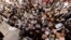 Sekumpulan warga Afghanistan tampak berkumpul di luar kantor imigrasi pada 6 Oktober 2021 setelah Taliban mengumumkan bahwa mereka akan mulai menerbitkan paspor kembali kepada para warga. (Foto: Reuters/Jorge Silva)