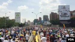 Manifestantes se concentra para la "Madre de todas las marchas" en Caracas. [Foto: Álvaro Algarra, VOA].