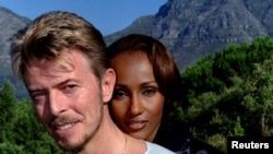 David Bowie posant avec sa femme le top model Iman au Cap en Afrique du Sud. 