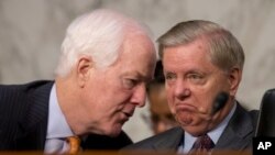 El jefe de bancada de la mayoría republicana en el Senado de EE.UU., John Cornyn, de Texas. (izquierda) y el senador Lindsey Graham, de Carolina del Sur, integran la Comisión Judicial del Senado que realizó una audiencia sobre DACA.
