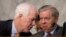 El jefe de bancada de la mayoría republicana en el Senado de EE.UU., John Cornyn, de Texas. (izquierda) y el senador Lindsey Graham, de Carolina del Sur, integran la Comisión Judicial del Senado que realizó una audiencia sobre DACA.
