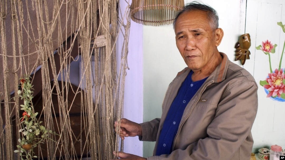 Ông Boonrian Chinnarat cầm chiếc lưới ông từng dùng để đánh cá trên sông Mekong. Ông nói giờ thì cá không còn, nhiều ngư dân ở Thái Lan như ông phải đổi nghề, và họ đỗ lỗi phần nào cho các đập Trung Quốc xây ở thượng nguồn 