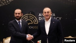 თურქეთის საგარეო საქმეთა მინისტრი მევლუთ ჩავუშოღლუ (მარჯვნივ) და მისი სომეხი კოლეგა არარატ მირზოიანი (მარცხნივ) ანტალიაში, თურქეთი. 12 მარტი, 2022. 