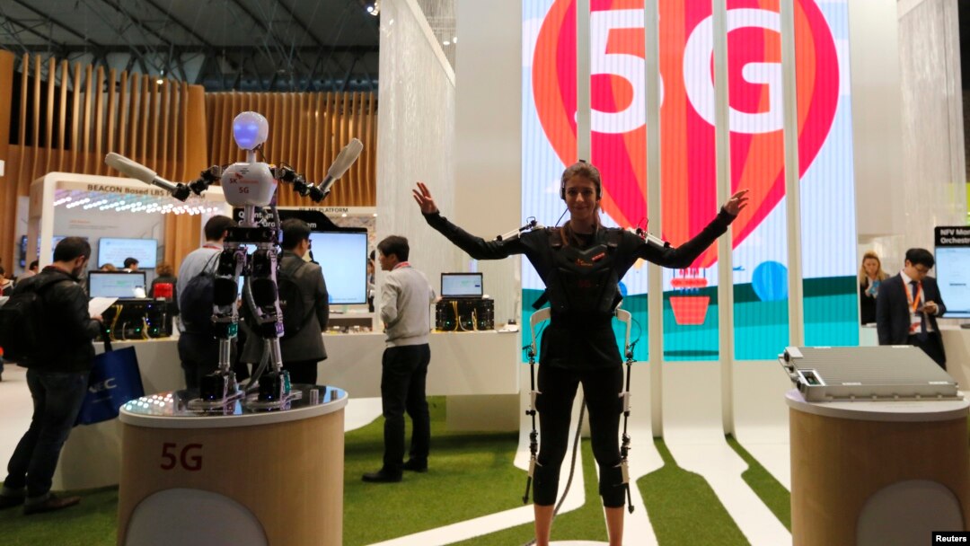 SK电信公司在巴塞罗那举行的世界移动通信大会上使用5G技术指挥机器人的动作。（2015年3月5日）