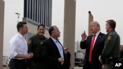 El presidente Trump comenta los prototipos de muro en la frontera con México, en San Diego, California el 13 de marzo.