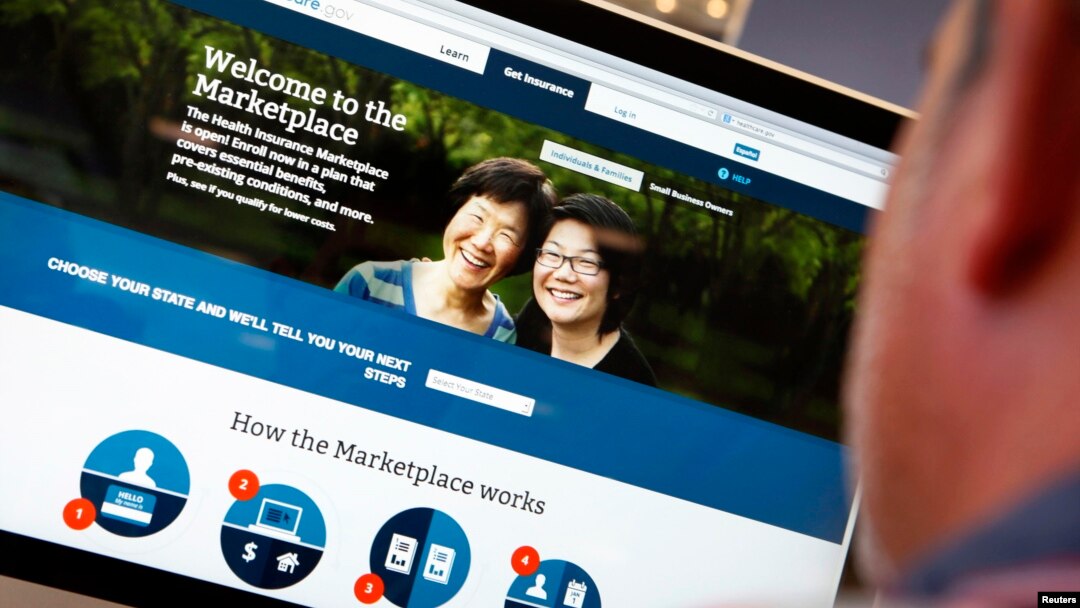 Seorang warga AS mengakses situs Askes HealthCare.gov (foto: dok). Pemerintah AS mulai berhasil mengatasi isu pada laman Askes ini. 