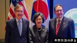 주한미국대사관이 서울에서  개최한 미국 독립 250주년 기념 리셉션에 조현 한국 외교부 장관(사진 왼쪽)이 참가했다. 사진 오른쪽은 제임스 헬러 주한미국대사대리.