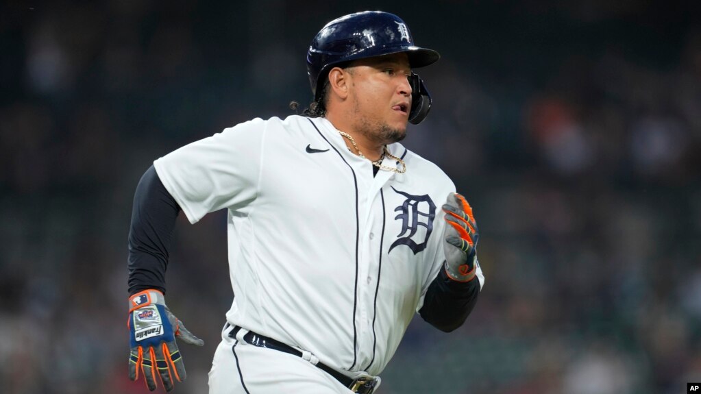 El venezolano Miguel Cabrera corre a primera base tras batear un sencillo en el octavo episodio del juego ante los Mellizos de Minnesota, este martes 8 de agosto de 2023.