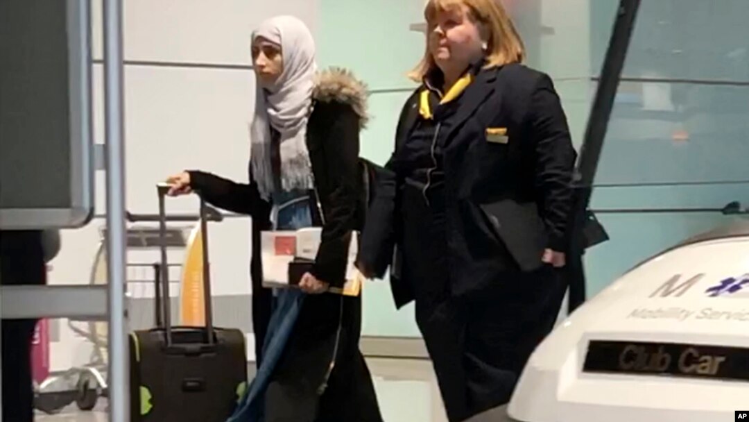 Warga Yaman, Shaima Swileh, kiri, berjalan di bandara Munich, Jerman, 19 Desember 2018 sebelum menaiki pesawat tujuan AS, dimana ia ingin memberi ciuman perpisahan sebelum putranya menghembuskan nafas terakhir (foto: AP Photo/Matthias Schrader)