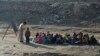 Anak-anak bersekolah di luar ruangan, di distrik Qarghayi, Provinsi Laghman, Afghanistan, 20 Januari 2020. (Foto: NOORULLAH SHIRZADA / AFP)
