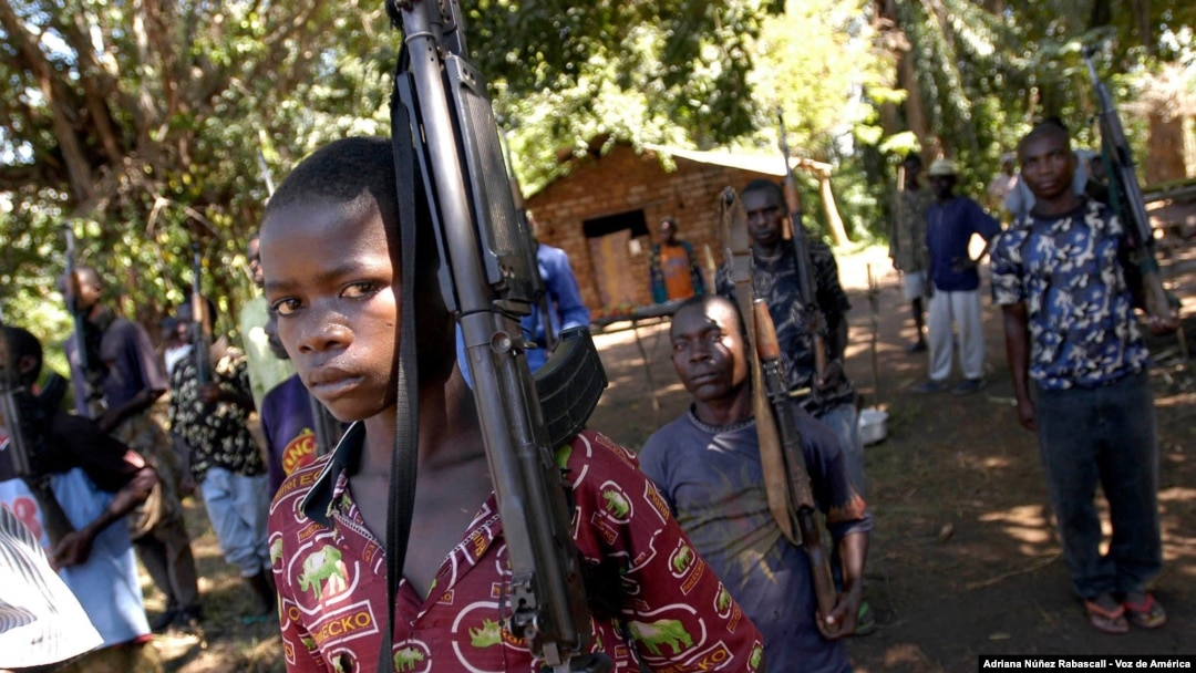 ARCHIVES - Des enfants suivent une formation militaire dispensée par la milice Maï-Maï dans la province du Sud-Kivu, en RDC, le 11 décembre 2003.