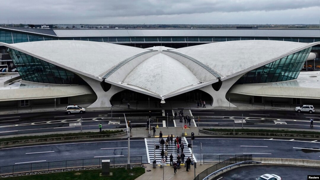 Sân bay JFK ở thành phố New York là sân bay đầu tiên bắt đầu tiến hành tăng cường rà soát vào ngày 11/10/2014.