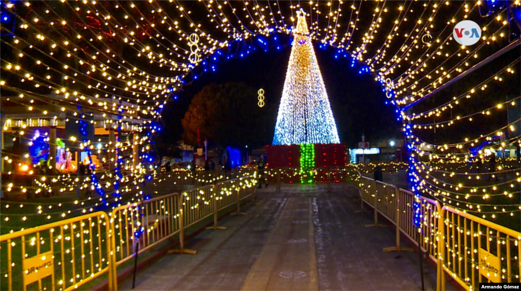 La iluminaci&#243;n es parte importante de parques y otros edificios de la capital costarricense, San Jos&#233; con adornos navide&#241;os y alrededores como en el iluminado parque de Guadalupe, en el cant&#243;n Goicoechea. Foto Armando G&#243;mez/VOA.