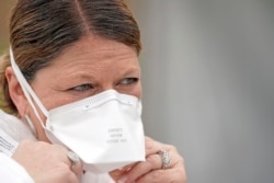 Perawat Yvette Laugere mengenakan masker N95 saat bekerja di lokasi pengujian COVID-19 gratis di United Memorial Medical Center, Houston, Kamis, 2 April 2020.