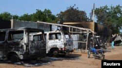 지난해 9월 나이지리아 보르노주 베니셰이크에서 무장단체 보코하람의 공격으로 불에 탄 건물과 차량들. (자료사진)