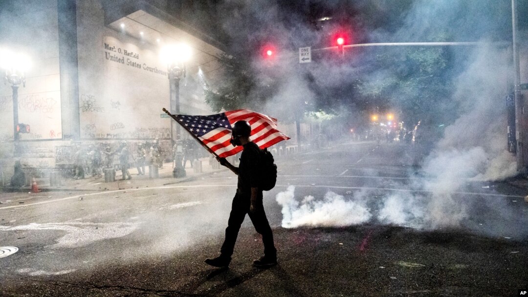 Demonstrant iz pokreta "Životi crnaca su važni" na protest u Portlandu u Oregonu, 21. jula 2020. (Foto: AP) 
