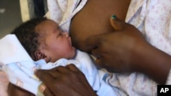 Amai vari kuyamwisa