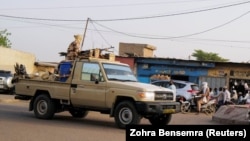 Les forces de sécurité patrouillent dans la capitale du Tchad, N'Djamena, le 26 avril 2021.