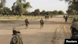 Depuis plusieurs semaines, les autorités de Niamey ont "renforcé la sécurité" avec des patrouilles militaires, des contrôles et fouilles de voitures et motos.