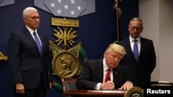 Tổng thống Donald Trump ký sắc lệnh hành pháp cấm nhập cảnh vào đất Mỹ những người đến từ 7 nước có đa số dân theo Hồi giáo, tại Ngũ Giác Đài ở Washington, ngày 27/1/2017.