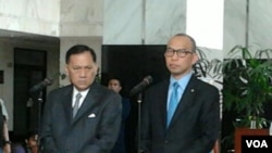 Gubernur Bank Indonesia Agus Martowardojo (kiri) dan Menteri Keuangan Chatib Basri di Kementerian Keuangan, Jakarta, Senin, 6 Oktober 2014 (Photo: VOA/Iris Gera). 