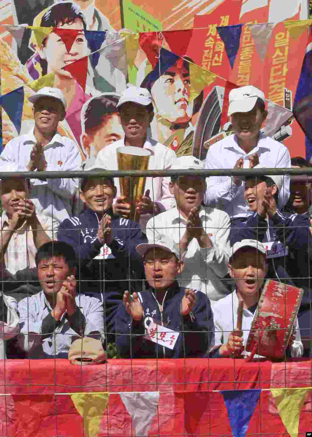 북한 평양화력발전연합기업소에서 1일 노동절인 '5.1절'을 맞아 열린 기념행사에서 노동자들이 응원을 하고 있다.