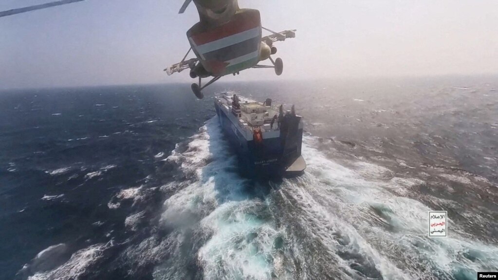 پرواز هلی‌کوپتر جنگی حوثی‌ها بر روی یک کشتی در دریای سرخ (آرشیو)
