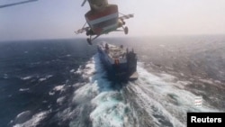 هلی‌کوپتر حوثی‌ها در تعقیب یک کشتی. آرشیو