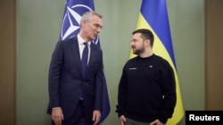 Presiden Ukraina Volodymyr Zelenskiy dan Sekretaris Jenderal NATO Jens Stoltenberg bertemu, di tengah serangan Rusia terhadap Ukraina, di Kyiv, Ukraina 20 April 2023. (Layanan Pers/Selebaran Kepresidenan Ukraina via REUTERS)