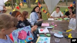 La primera dama Olena Zelenska habla durante su visita al campo de rehabilitación para niños afectados por la guerra, organizado por la Fundación Benéfica Voices of Children y apoyado financieramente por la Fundación Olena Zelenska en Uzhhorod, Ucrania, el 27 de agosto de 2024.